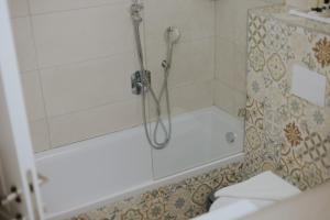 Koupelna v ubytování Goland Hotel + 37 fotografií