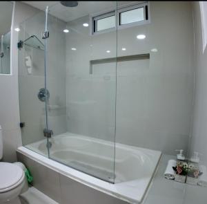 ein weißes Badezimmer mit Badewanne und Toilette in der Unterkunft Las Terrazas Suites Studio Apartment in San Salvador