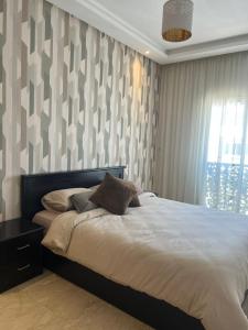 a bedroom with a bed and a window at Grand studio élégant Casa centre in Casablanca