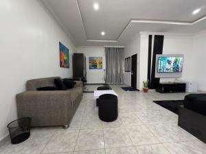 Posezení v ubytování One Room Service Apartment in Kaduna