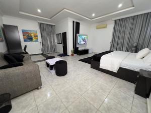 Postel nebo postele na pokoji v ubytování One Room Service Apartment in Kaduna