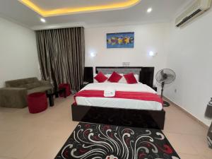 Postel nebo postele na pokoji v ubytování One Room Service Apartment in Kaduna