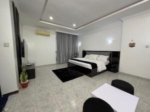 Postel nebo postele na pokoji v ubytování One Room Service Apartment in Kaduna