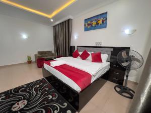 Postel nebo postele na pokoji v ubytování One Room Service Apartment in Kaduna + 23 fotografií