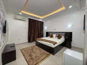 Postel nebo postele na pokoji v ubytování One Room Service Apartment in Kaduna