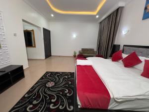 Postel nebo postele na pokoji v ubytování One Room Service Apartment in Kaduna