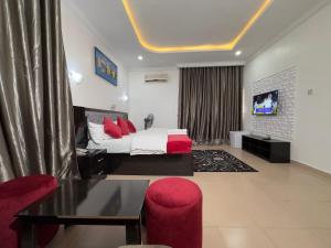 Postel nebo postele na pokoji v ubytování One Room Service Apartment in Kaduna