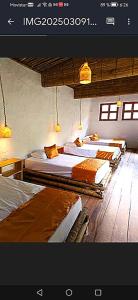 une chambre avec trois lits dans une pièce dans l'établissement Cabañas rurales Arabi, à Pereira