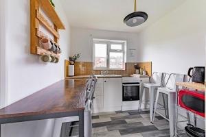 Køkken eller tekøkken på Charming 3-Bed Chalet in Hemsby sleeps 6