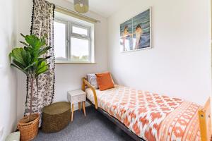 En eller flere senge i et værelse på Charming 3-Bed Chalet in Hemsby sleeps 6