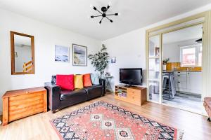Et tv og/eller underholdning på Charming 3-Bed Chalet in Hemsby sleeps 6