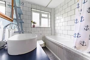 Et badeværelse på Charming 3-Bed Chalet in Hemsby sleeps 6 + 7 billeder