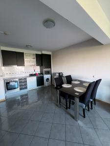 ein Esszimmer mit Tisch und Stühlen in einer Küche in der Unterkunft Aparthotel Oceano Atlântico 1 in Portimão