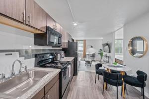 Kuchyň nebo kuchyňský kout v ubytování Modern Stay Comfort-Free Parking
