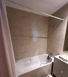 eine weiße Badewanne im Bad in der Unterkunft Aparthotel Oceano Atlântico 1 in Portimão