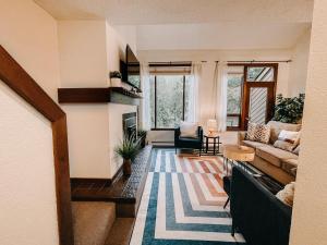 ein Wohnzimmer mit Sofa und Tisch in der Unterkunft Snowater Condo #73 - Views - Wi-Fi - Sleeps 6 in Deming