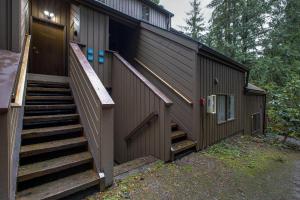 ein Gebäude mit Treppen, die seitlich hinaufführen in der Unterkunft Snowater Condo #73 - Views - Wi-Fi - Sleeps 6 in Deming