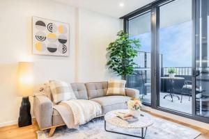 Et opholdsområde på Stylish 1BR Apt in Ivanhoe with Free Parking