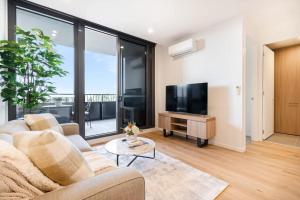 Et tv og/eller underholdning på Stylish 1BR Apt in Ivanhoe with Free Parking + 10 billeder