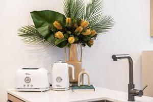 Kaffe- og tefaciliteter på Stylish 1BR Apt in Ivanhoe with Free Parking