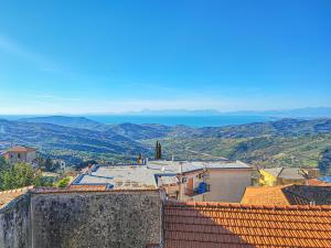 Blick auf eine Stadt mit Bergen und dem Meer in der Unterkunft Cilento View in San Martino