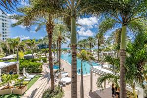 Πισίνα στο ή κοντά στο FontaineBleau Suite - Street & Partial Ocean view