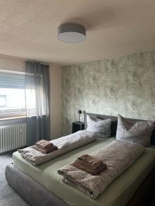 Postel nebo postele na pokoji v ubytování FeWo MaKi Schwarzwald Europa Park Rulantica Straßburg