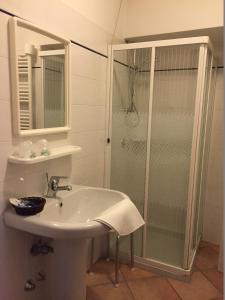 a bathroom with a sink and a shower at B&B Il Nido in Raffa