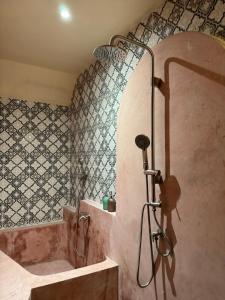 Bilik mandi di 22 Maroc Hometel +27 gambar