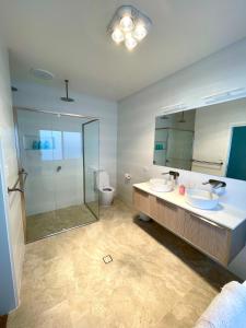 a bathroom with two sinks and a shower and a toilet at Straun Street House in Naracoorte +18 photos