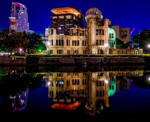 広島市にある広島Riverside house第2ひまわり201号室の夜の水面に映る建物