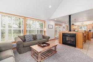 een woonkamer met een bank en een open haard bij Getaway in Pacific City