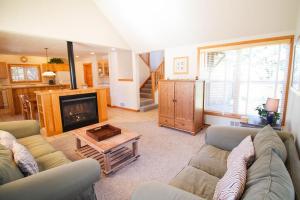 een woonkamer met een bank en een open haard bij Getaway in Pacific City +22 foto's