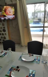 una mesa con dos sillas y un plato en ella en Cabaña Las Catas, en General Enrique Mosconi