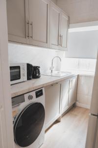 Dapur atau dapur kecil di Stylish 3BR Home near Hampden No 264 with Free Parking