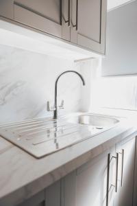 Dapur atau dapur kecil di Stylish 3BR Home near Hampden No 264 with Free Parking