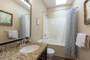 Vannituba majutusasutuses Luxury Rainbow House with Pool Table, Oceanview +11 fotot