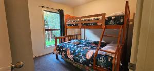 Katil atau katil-katil dalam bilik di Cozy, Private Central Location