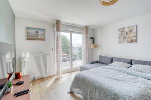 a white bedroom with a bed and a window at Lafya : ParisNord, Villepinte, CDG, StadedeFrance in Le Blanc-Mesnil