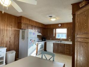 Una cocina o cocineta en 58224 Liberator Way Home
