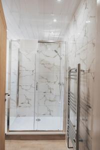 Ένα μπάνιο στο Stylish 3BR Stay by Hampden No 161 with Free Parking