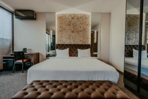 pokój hotelowy z dużym łóżkiem i krzesłem w obiekcie Highgarden Hotel w mieście Tbilisi City
