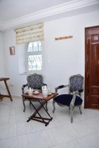 Posezení v ubytování Élégant Appartement à La Marsa avec Vue sur Mer Et une Grande Terrasse Privée
