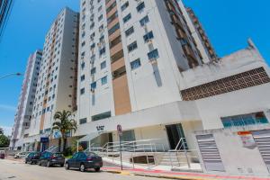 ein hohes Gebäude mit davor geparkt in der Unterkunft Acomodações Campinas By Rental in São José