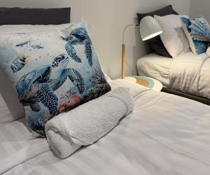 Postel nebo postele na pokoji v ubytování City Beach Brisbane Queens Wharf -Spectacular River Views - Sleeps 6