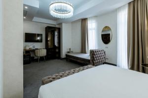 Telewizja i/lub zestaw kina domowego w obiekcie Highgarden Hotel