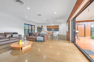 un soggiorno con un divano e un tavolo di Villa Simone - Tranquil Hideaway in the Heart of Echuca a Echuca