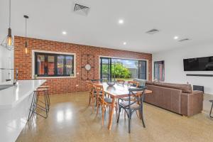 TV o dispositivi per l'intrattenimento presso Villa Simone - Tranquil Hideaway in the Heart of Echuca