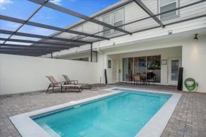 Πισίνα στο ή κοντά στο 5 Bedrooms 4 Bathrooms Solterra 7432 Ol