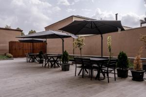 Patio lub wspólna przestrzeń na świeżym powietrzu w obiekcie Highgarden Hotel